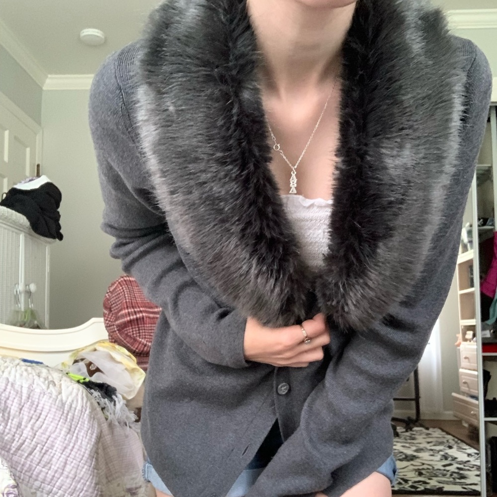Fur-trim gray cardigan